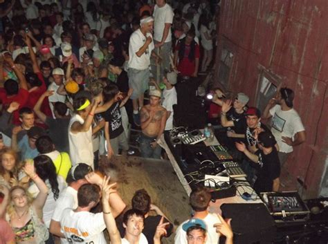 2000 People Jam Into A Project X Style Party In House Party