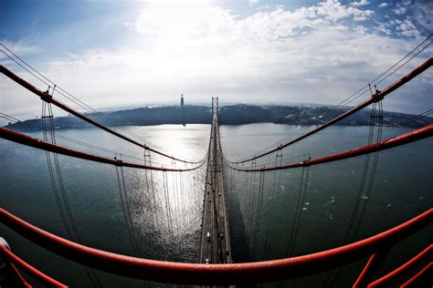 A ponte 25 de abril é uma ponte suspensa rodoferroviária sobre o rio tejo que liga a cidade de lisboa à cidade de almada, em portugal. Miradouro na ponte 25 de abril inaugura em 2017