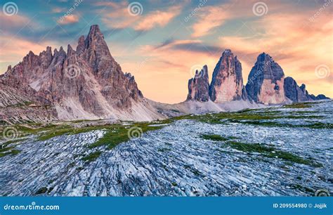 美妙的夜景 — 特雷西梅·迪拉瓦雷多山峰 意大利南蒂罗尔州欧洲白洛米蒂阿尔卑斯山脉的壮丽夏日景象 库存照片 图片 包括有 改良 本质