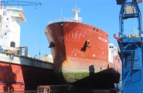 Strong Push Traffic Ship Repair In The Port Of Malaga · Málagaport