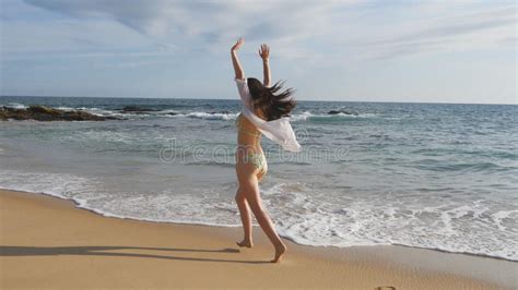 Gelukkige Vrouw In Bikini En Overhemd Die Op Het Zandige Strand Dichtbij De Oceaan Lopen Jong