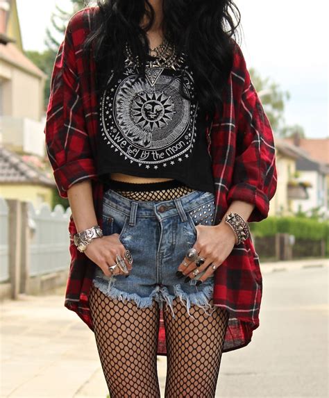 Welcome To Hollywood, let's play Rock 'n' Roll!: Outfit: Reality is