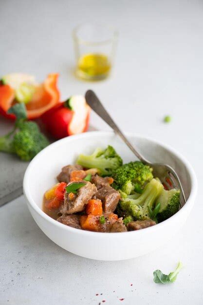 Premium Photo A Bowl Of Beef Stew With Broccoli And Carrots