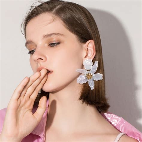 White Statement Flower Earrings That Be Grab All The Attention