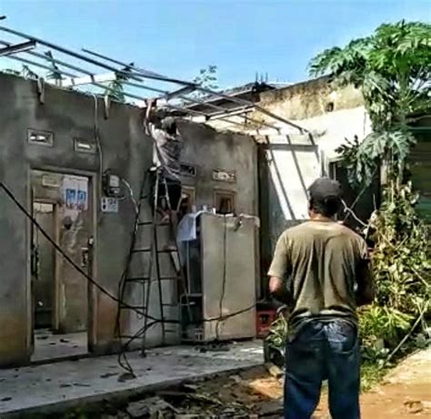Warga Bedahan Gotong Royong Perbaiki Rumah Terdampak Angin Puting