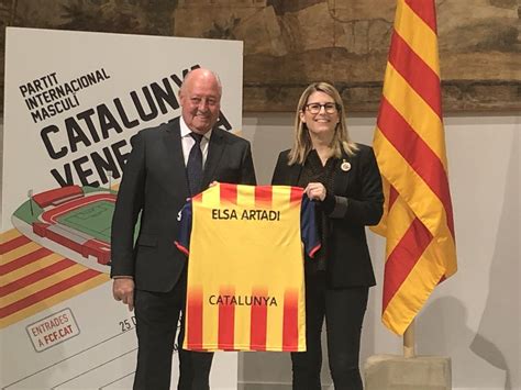 Resimdeki sergio busquets ile birlikte baba, anne, çocuk, erkek ve kız kardeş isimleri Wird von Pique & Xavi getragen | Katalonien 2019 Trikots ...