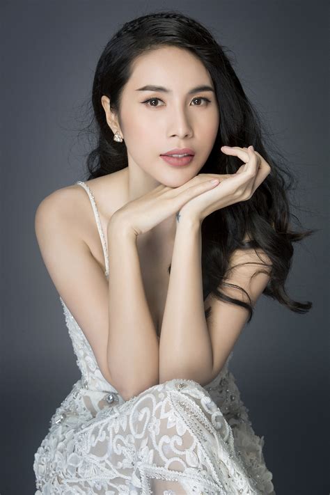 Hoa thủy tiên chơi tết phải đẹp cả hoa, lá, rễ, củ và hương. Thủy Tiên tặng fan ca khúc mới nhân ngày sinh nhật