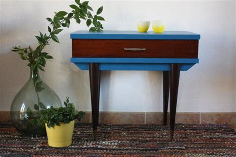 La table de chevet scandinave est le petit élément design et réconfortant de chambre pour y poser réveil, lampe de chevet pour la nuit et y ranger ou y déposer vos objets. Chevet années 60 vintage, Table de nuit, Guéridon, Bout de ...