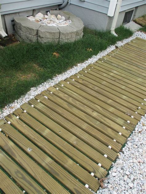 Elaborate, practical and simple garden ideas are in no short supply thanks to an increasing number of green thumb gardeners seeking tips and advice to 7. Beach House yard boardwalk and shell garden | Ideas for ...