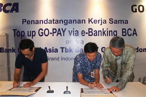 Users can also pay for their 'samans' with the app, which are issued by enforcement officers via the app as well. Wah Top Up Go-Pay Kini Bisa Lewat E-Banking BCA ...
