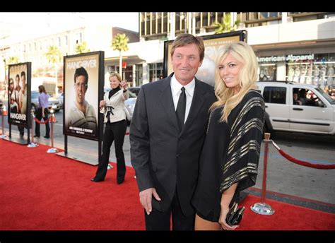 Paulina Gretzky Off Twitter Wayne Gretzkys Daughter Closes Sexy