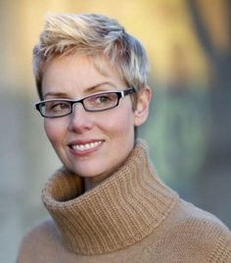 25+ beste ideeën over korte grijze kapsels op pinterest voor de iets oudere dames onder ons! Kapsels voor brildragers