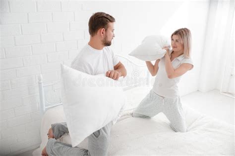 Sensueel Jong Paar Samen In Bed Gelukkig Paar In Slaapkamer Op Een Witte Achtergrond Stock Foto