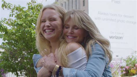 Christie Brinkleys Daughter Sailor Brinkley Cook Follows In Moms