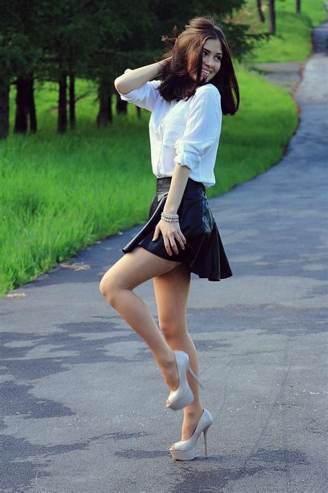 A Pleated Leather Skirt And What A Great Photo Leather Pleated Skirt Pleated Mini Skirt Mini