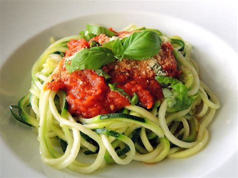 You can cut this like spaghetti or like fettuccine. Zucchini-Spaghetti mit frischer Tomatensoße - vegan ...