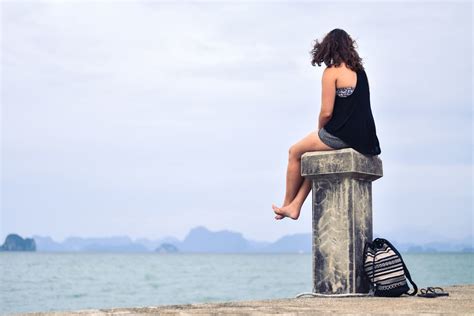 hình ảnh miễn phí nước người phụ nữ ngồi túi xách bãi biển núi