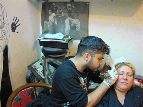 Iraqi Tattoo Artist At Work In Baghdad Baltimore Sun