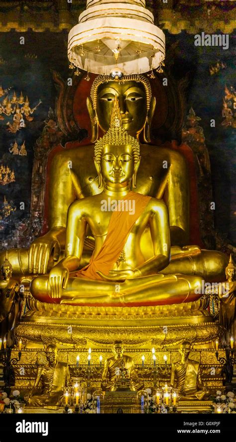 Theravada Buddhist Altar Golden Buddhas Fotografías E Imágenes De Alta