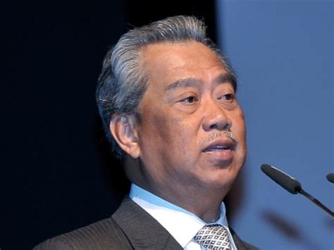 Malaysian prime minister muhyiddin yassin has unveiled his coalition's manifesto, ahead of live special address by prime minister tan sri muhyiddin yassin on the movement control order #bhtv. APANAMA: Tan Sri Muhyiddin Yassin digugurkan dari Kabinet