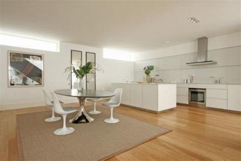 En el año 2000 en londres se inició la construcción de un barrio de 92 casas ecológicas llamado bedzed con la meta de controlar el consumo de energía y agua. Casa Moderna en Londres - Decoracion.IN