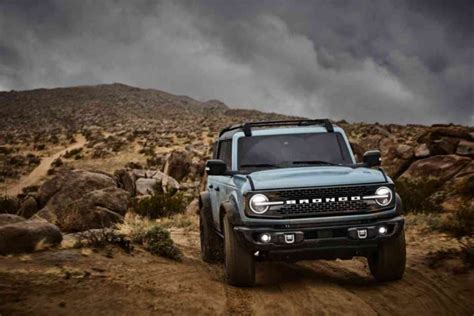Ford Bronco Vs Bronco Sport Differences Specs Pricing Mpg Size