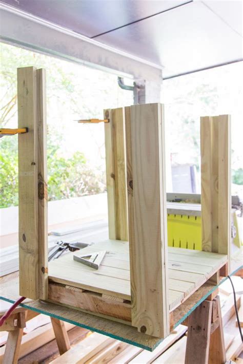 Having a garden on your rooftop will make it not only beautiful but also appealing. DIY Doghouse With a Rooftop Garden | HGTV