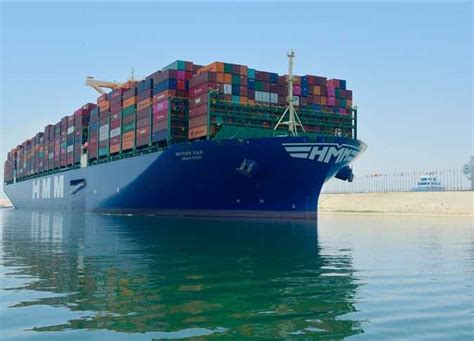 وقال رئيس هيئة قناة السويس للصحفيين السبت إن الرياح القوية ليست السبب الوحيد لجنوح السفينة، مشيرا إلى دور لقطبان السفينة في الحادث. ثاني أكبر سفينة حاويات في العالم تعبر قناة السويس (صور ...