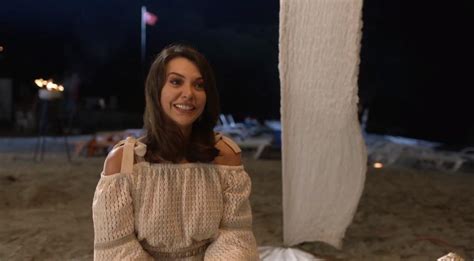 Bir gün, beyoğlu'nda gezerken bir adamın saldırısına uğrar ve çantası çalınır. Ağır Romantik Film Eleştirisi ve Yorumlar - OrtaKoltuk