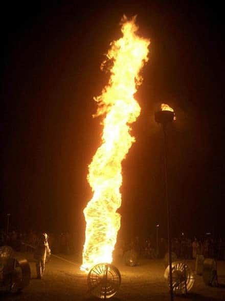 Une tempête de feu (ou ouragan de feu) est un incendie atteignant une telle intensité qu'il engendre et maintient son propre système de vents. Tornade de feu à Araçatuba, au Brésil