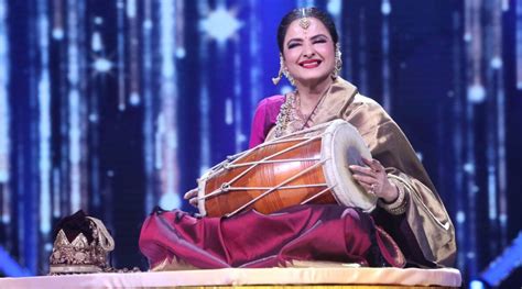 हाल ही में सदाबहार अभिनेत्री रेखा भी इंडियन आइडल के मंच पर पहुंची और शो की टीआरपी बढ़ा दी