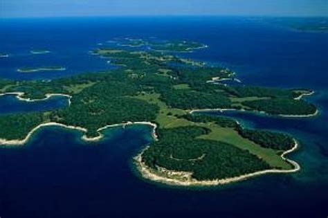 Brijuni su arhipelag koji se nalazi zapadno od istarskog poluotoka, i sastoji se od 14 otoka i otočića od kojih su najpoznatiji veliki i mali brijuni. PORTAL ZA KULTURNI TURIZAM - Nacionalni park Brijuni