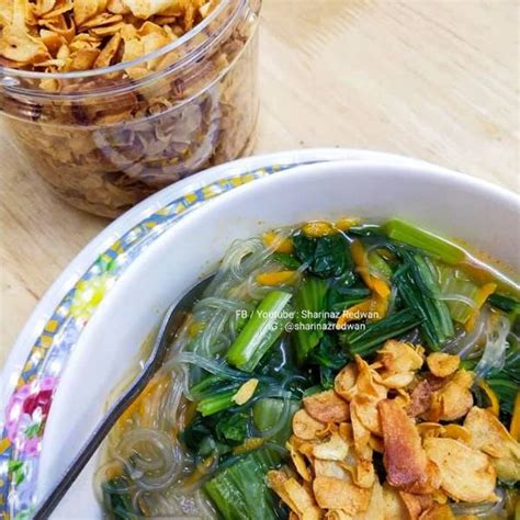 Goreng cakwe dengan cara dibolak balik hingga berwarna kuning kecoklatan. Kerepek Bawang Putih Rangup, Nak Senang Buat, Hiris Nipis ...