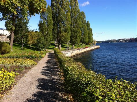 Djurgården is the second largest island of stockholm. Ut från vassen: Dag 46 - Djurgården runt