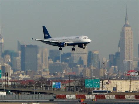 Dutamas Arriving From Salt Lake City To Newark Airport Of New Jersey Usa