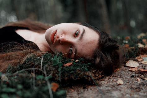 壁纸 妇女 模型 黑发 长发 连衣裙 黑裙子 看着观众 雀斑 面对 特写 景深 躺在背上 森林 户外户外