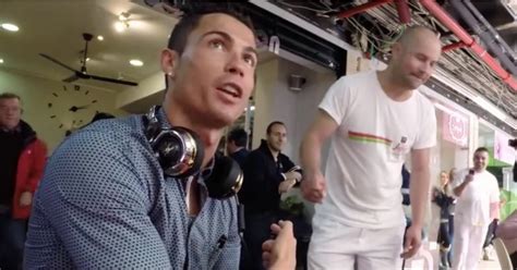 Cristiano Ronaldo Takes Photos With Fans Video Popsugar Latina