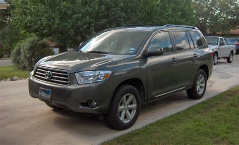 The toyota highlander is smooth and comfortable, a crossover suv with generous space for passengers and cargo. Toyota Highlander 2010: Review, Amazing Pictures and ...