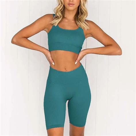 Green Yoga Pants Outfits For Women