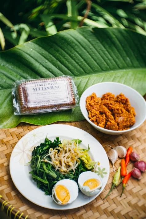 Pecel pecel pincuk legendaris di madiun | benoe makannya nambah. Resep Pecel Pincuk Madiun : Download Gambar Nasi Pecel ...