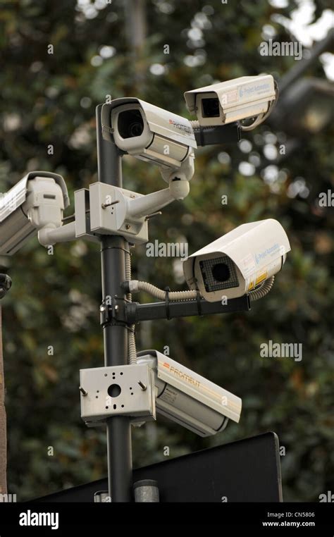 Cámaras De Seguridad Cctv En La Calle En Italia Fotografía De Stock Alamy