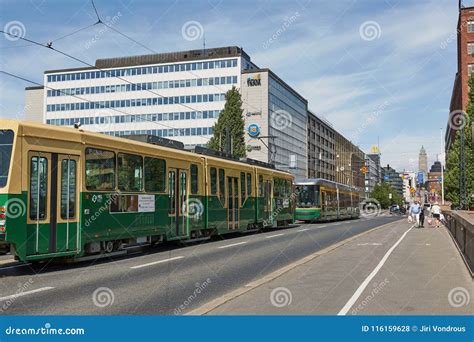 I Stadens Centrum Gata Och Område Med En Grön Offentlig Spårvagn I