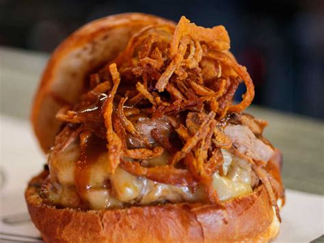 El 28 de mayo se celebra el día internacional de la hamburguesa. Celebra el Día de la Hamburguesa 2018 en WLB ¡con 2×1! | Dónde Ir