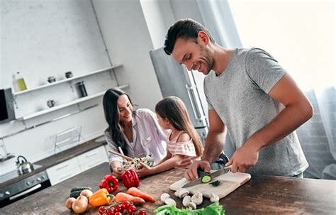 Mamá Papá E Hija Están Cocinando En La Cocina Concepto