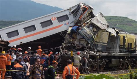 Proses Evakuasi Korban Tabrakan Kereta Turangga Dan Bandung Raya Di Cicalengka Foto