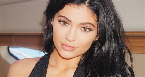 Heres How Kylie Jenner Does Her Makeup Every Day Step By Step Kylie Jenner Lips Kylie