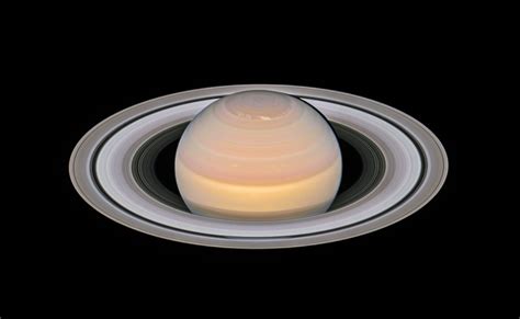 Hubble immortalise Mars et Saturne au plus proche de la ...