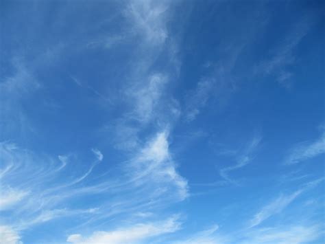 Le Maximum Ciel Bleu Avec Résidus De Nuages Photo Et Fond Décran