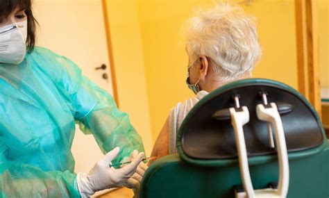 .1 kwietnia ruszyła rejestracja na szczepienia przeciwko koronawirusowi preparatem pfizer biontech dla wszystkich chętnych urodzonych po roku 1982, którzy w styczniu zadeklarowali chęć szczepienia. Zapisy na szczepienia dla roczników 1957-1961. Jak zapisać ...