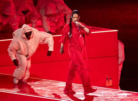 How Rihanna Hid Her Pregnancy From Almost Everyone At Super Bowl